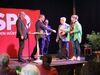 Foto: Sabine Reiff; Martin Ansbacher, Sascha Binder und Thomas Reiff überreichen zwei neuen Mitgliedern das Parteibuch