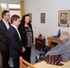 Heimleiter Uwe Glöckner, Sascha Binder und Andrea Nahles bei der 100-jährigen Frieda Jänke. 