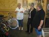 Bundestagskandidatin Heike Baehrens im Gespräch mit den Betreuern der Fahrradwerkstatt der SAB in Geislingen; Foto: tr