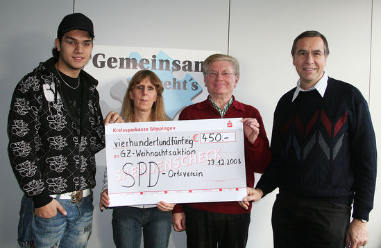 Mustaf Kecaj, Karin Heyl, Siegfried Schubert und Reinhard Binder übergeben den Spendenscheck